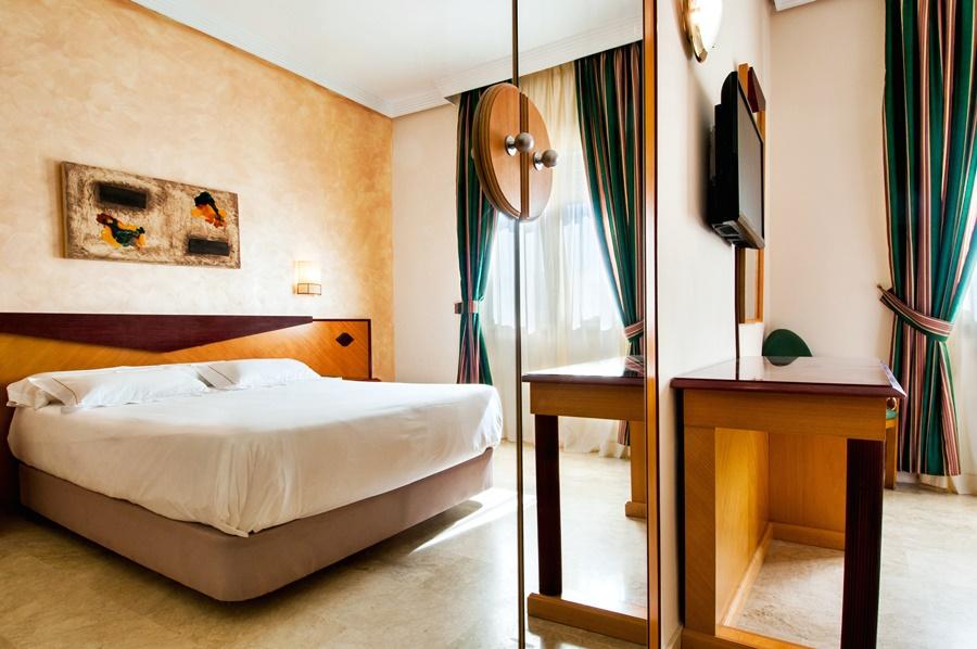 Hotel Del Val - Parking Gratuito อันดูคาร์ ภายนอก รูปภาพ