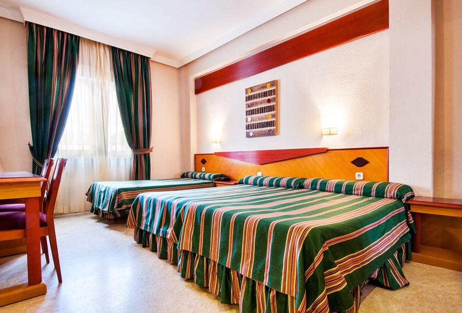 Hotel Del Val - Parking Gratuito อันดูคาร์ ภายนอก รูปภาพ
