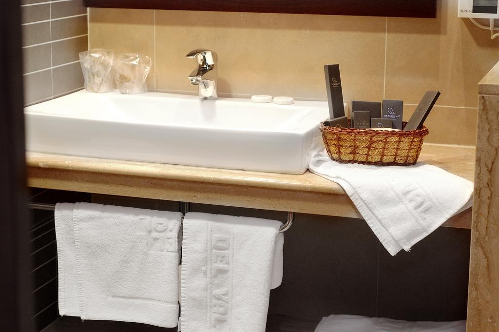 Hotel Del Val - Parking Gratuito อันดูคาร์ ภายนอก รูปภาพ