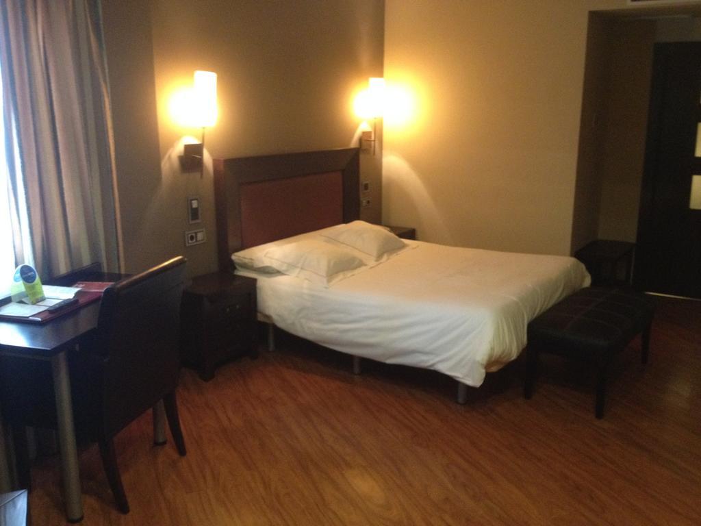 Hotel Del Val - Parking Gratuito อันดูคาร์ ภายนอก รูปภาพ