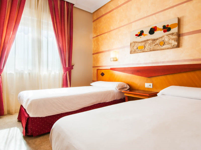 Hotel Del Val - Parking Gratuito อันดูคาร์ ภายนอก รูปภาพ