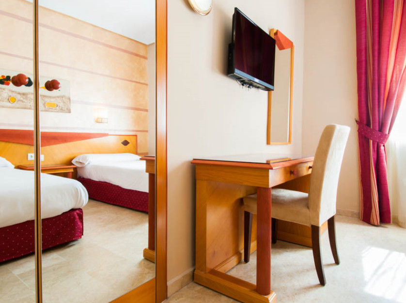 Hotel Del Val - Parking Gratuito อันดูคาร์ ภายนอก รูปภาพ