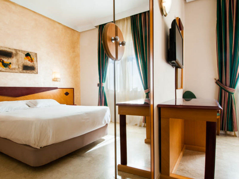 Hotel Del Val - Parking Gratuito อันดูคาร์ ภายนอก รูปภาพ