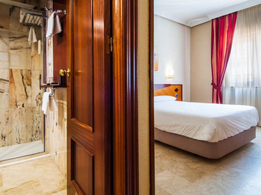 Hotel Del Val - Parking Gratuito อันดูคาร์ ภายนอก รูปภาพ